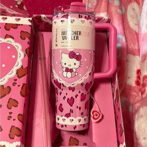 NEW 🩷Stanley Pink Hello Kitty Tumbler🩷